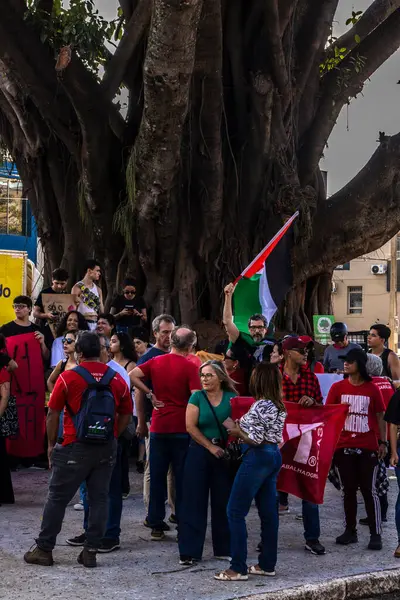 Marilia, Sao Paulo, Brezilya, Mayıs 01, 2025. Sancaklı protestocular, Brezilya 'da Çalışma Günü' nü kutlamak için ülkede daha iyi çalışma koşulları çağrısında bulunuyorlar, Marilia şehir merkezinde bir sokakta yürüyorlar.