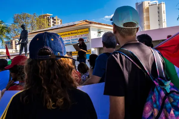 Marilia, Sao Paulo, Brezilya, Mayıs 01, 2025. Sancaklı protestocular, Brezilya 'da Çalışma Günü' nü kutlamak için ülkede daha iyi çalışma koşulları çağrısında bulunuyorlar, Marilia şehir merkezinde bir sokakta yürüyorlar.