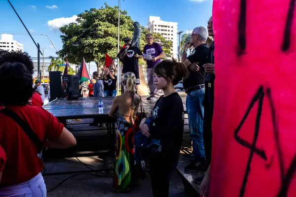 Marilia, Sao Paulo, Brezilya, Mayıs 01, 2025. Sancaklı protestocular, Brezilya 'da Çalışma Günü' nü kutlamak için ülkede daha iyi çalışma koşulları çağrısında bulunuyorlar, Marilia şehir merkezinde bir sokakta yürüyorlar.