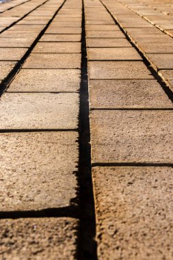 Beton kaldırım bloklarına yakın çekim. Kentsel tasarım, dayanıklılık ve drenaj çözümleri gösteriyor. Kentsel planlama ve sürdürülebilir inşaat hakkında makaleler için ideal