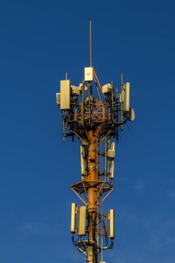 Brezilya 'da açık mavi gökyüzüne karşı telekomünikasyon kulesi, modern iletişim altyapısı için hayati önem taşıyor..