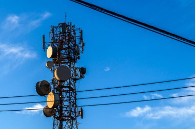 Telekomünikasyon kulesi Brail 'de mavi gökyüzüne karşı. Modern dijital bağlantı altyapısını görüntüler.