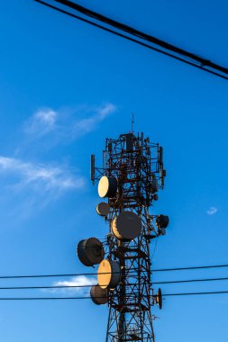 Telekomünikasyon kulesi Brail 'de mavi gökyüzüne karşı. Modern dijital bağlantı altyapısını görüntüler.