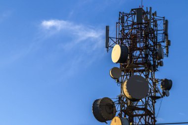 Telekomünikasyon kulesi Brail 'de mavi gökyüzüne karşı. Modern dijital bağlantı altyapısını görüntüler.