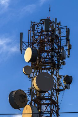 Telekomünikasyon kulesi Brail 'de mavi gökyüzüne karşı. Modern dijital bağlantı altyapısını görüntüler.