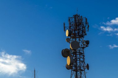 Telekomünikasyon kulesi Brail 'de mavi gökyüzüne karşı. Modern dijital bağlantı altyapısını görüntüler.