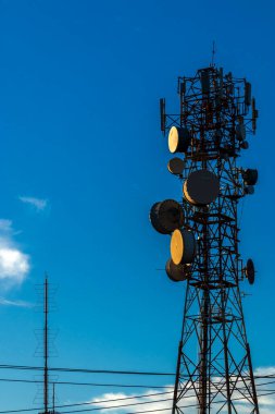 Telekomünikasyon kulesi Brail 'de mavi gökyüzüne karşı. Modern dijital bağlantı altyapısını görüntüler.