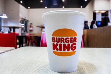 Marilia, SP, Brezilya, 29 Mayıs 2025. Burger King fast-food içecek bardağı, markanın logosunu gösteriyor. Görüntü, Brezilya 'da gıda, küreselleşme ve tüketiciyle ilgili konuları göstermek için kullanılabilir..