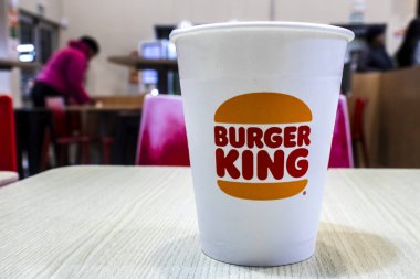 Marilia, SP, Brezilya, 29 Mayıs 2025. Burger King fast-food içecek bardağı, markanın logosunu gösteriyor. Görüntü, Brezilya 'da gıda, küreselleşme ve tüketiciyle ilgili konuları göstermek için kullanılabilir..