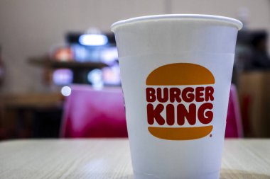 Marilia, SP, Brezilya, 29 Mayıs 2025. Burger King fast-food içecek bardağı, markanın logosunu gösteriyor. Görüntü, Brezilya 'da gıda, küreselleşme ve tüketiciyle ilgili konuları göstermek için kullanılabilir..