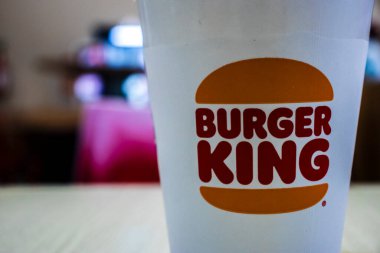 Marilia, SP, Brezilya, 29 Mayıs 2025. Burger King fast-food içecek bardağı, markanın logosunu gösteriyor. Görüntü, Brezilya 'da gıda, küreselleşme ve tüketiciyle ilgili konuları göstermek için kullanılabilir..