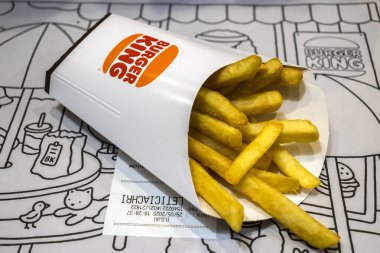 Marilia, SP, Brezilya, 29 Mayıs 2025. Burger King patates kızartmaları beyaz kağıt torbalardan dökülmüş resimli servis altyapısı, fast food markaları ve çağdaş yemek kültürü sergileniyor.