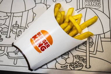 Marilia, SP, Brezilya, 29 Mayıs 2025. Burger King patates kızartmaları beyaz kağıt torbalardan dökülmüş resimli servis altyapısı, fast food markaları ve çağdaş yemek kültürü sergileniyor.