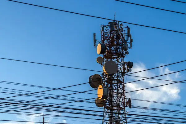 Telekomünikasyon kulesi Brail 'de mavi gökyüzüne karşı. Modern dijital bağlantı altyapısını görüntüler.