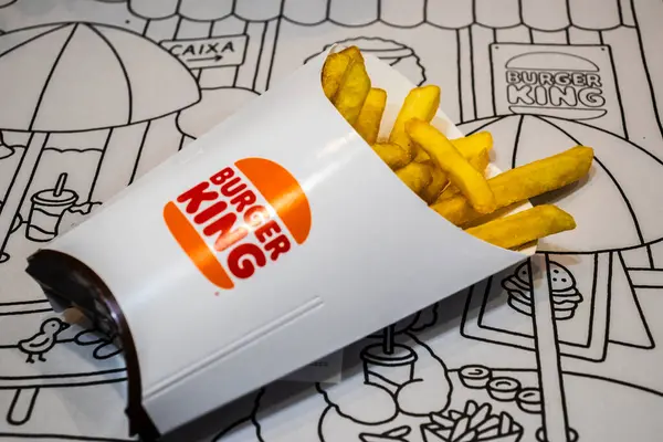 Marilia, SP, Brezilya, 29 Mayıs 2025. Burger King patates kızartmaları beyaz kağıt torbalardan dökülmüş resimli servis altyapısı, fast food markaları ve çağdaş yemek kültürü sergileniyor.