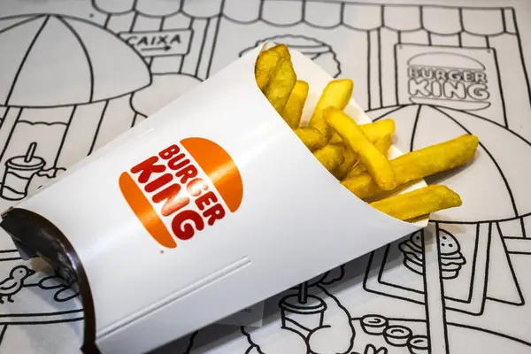 Marilia, SP, Brezilya, 29 Mayıs 2025. Burger King patates kızartmaları beyaz kağıt torbalardan dökülmüş resimli servis altyapısı, fast food markaları ve çağdaş yemek kültürü sergileniyor.