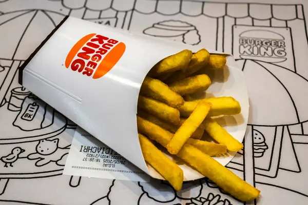 Marilia, SP, Brezilya, 29 Mayıs 2025. Burger King patates kızartmaları beyaz kağıt torbalardan dökülmüş resimli servis altyapısı, fast food markaları ve çağdaş yemek kültürü sergileniyor.