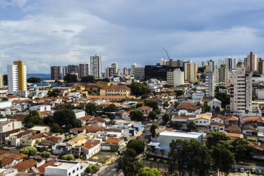 Marilia, SP, Brezilya, 13 Şubat 2025. Marilia şehrinin panoramik manzarası çeşitli mimarileri sergiliyor, modern binalar ve geleneksel evleri bulutlu bir gökyüzü altında birleştiriyor.