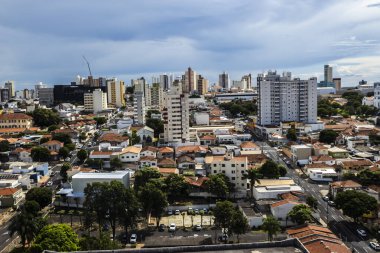 Marilia, SP, Brezilya, 13 Şubat 2025. Marilia şehrinin panoramik manzarası çeşitli mimarileri sergiliyor, modern binalar ve geleneksel evleri bulutlu bir gökyüzü altında birleştiriyor.
