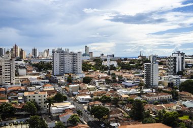 Marilia, SP, Brezilya, 13 Şubat 2025. Marilia şehrinin panoramik manzarası çeşitli mimarileri sergiliyor, modern binalar ve geleneksel evleri bulutlu bir gökyüzü altında birleştiriyor.