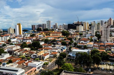 Marilia, SP, Brezilya, 13 Şubat 2025. Marilia şehrinin panoramik manzarası çeşitli mimarileri sergiliyor, modern binalar ve geleneksel evleri bulutlu bir gökyüzü altında birleştiriyor.