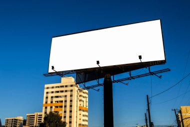 Parlak mavi gökyüzü ve Brezilya 'daki gökdelen binalara karşı boş reklam panosu modeli. Reklam için mükemmel. Arka planda kentsel binalar.