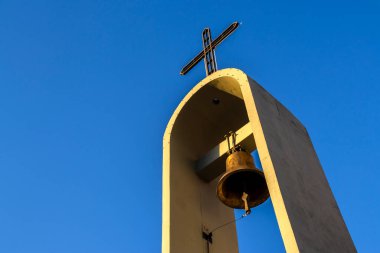 Mavi gökyüzüne karşı haçı olan kilise çan kulesi. İnancın, mimarinin ve dini geleneğin sembolü..