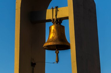 Bronz çan, mimari tarafından canlı mavi gökyüzüne karşı çerçevelenmiş. Brezilya 'da tarih, din ve geleneği çağrıştırıyor