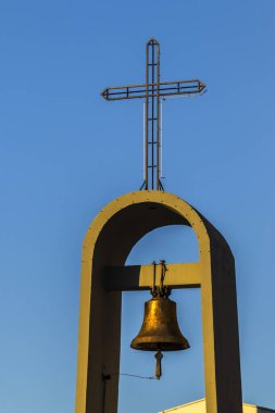 Mavi gökyüzüne karşı haçı olan kilise çan kulesi. İnancın, mimarinin ve dini geleneğin sembolü..