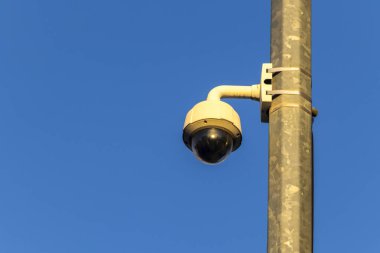 Gözetleme kubbesi Brezilya 'da parlak mavi gökyüzüne karşı bir direğe monte edilmiş. Kamu alanlarındaki güvenlik teknolojisini resmediyor.