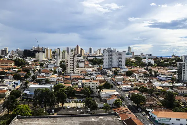 Marilia, SP, Brezilya, 13 Şubat 2025. Marilia şehrinin panoramik manzarası çeşitli mimarileri sergiliyor, modern binalar ve geleneksel evleri bulutlu bir gökyüzü altında birleştiriyor.