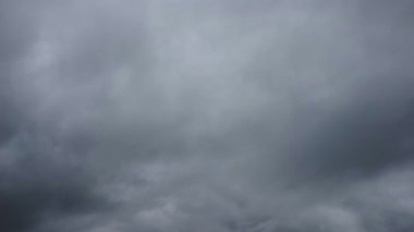Zaman ayarlı gökyüzü ve kara bulut. Koyu gri fırtına bulutları. Dramatik bir gökyüzü. Kara fırtınalı bulutlarda aydınlatma. Gün batımında güzel doğa fırtınası bulutlarını hızlandırıyor. Brezilya 'da hava çok kötü.