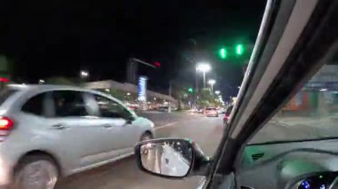 Marilia, Sao Paulo, Brezilya, Kasım 04, 2023. Brezilya 'nın caddesinde ve caddesinde gece vakti sürüş aracının detaylarının geçtiği nokta.