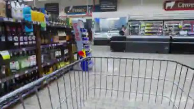 Marilia, Sao Paulo, Brezilya, 20 Şubat 2025. Marilia şehrindeki bir süpermarketin koridorlarında ilerleyen bir alışveriş arabasının görüntüsü.