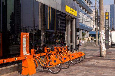 Sao Paulo, Brezilya, 14 Ekim 2015. Sao Paulo 'daki Faria Lima Metro İstasyonu' nun yanında bir bisiklet paylaşım istasyonu. Turuncu bisiklet sistemi, Itau bankasıyla ortaklaşa sunuluyor..