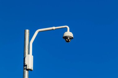 Açık hava güvenlik kamerası, Brezilya 'da bir sokakta kubbe güvenlik kamerası.