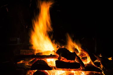 Brezilya 'da geceleri çıkan şenlik ateşinin odağı daralıyor. Odun yığınları arasında dans eden turuncu alevler karanlığı aydınlatıyor. Kıvılcımlar uçuşuyor, büyüleyici bir görsel manzara yaratıyor..