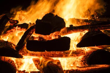 Brezilya 'da geceleri çıkan şenlik ateşinin odağı daralıyor. Odun yığınları arasında dans eden turuncu alevler karanlığı aydınlatıyor. Kıvılcımlar uçuşuyor, büyüleyici bir görsel manzara yaratıyor..