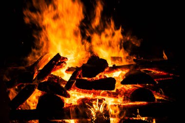 Brezilya 'da geceleri çıkan şenlik ateşinin odağı daralıyor. Odun yığınları arasında dans eden turuncu alevler karanlığı aydınlatıyor. Kıvılcımlar uçuşuyor, büyüleyici bir görsel manzara yaratıyor..