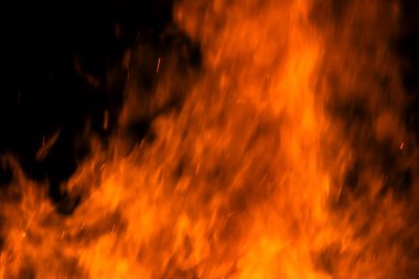 Brezilya 'da geceleri çıkan şenlik ateşinin odağı daralıyor. Odun yığınları arasında dans eden turuncu alevler karanlığı aydınlatıyor. Kıvılcımlar uçuşuyor, büyüleyici bir görsel manzara yaratıyor..