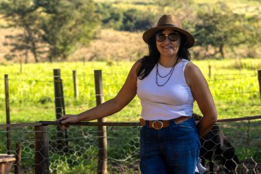 Brezilyalı çiftçi onun güneşli arazisinde gülümsüyor. Tarım sektöründe kadın, aile çiftçiliği, sürdürülebilir üretim.