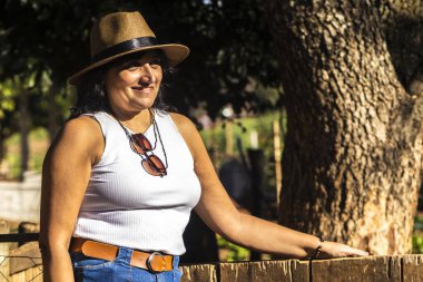 Brezilyalı çiftçi onun güneşli arazisinde gülümsüyor. Tarım sektöründe kadın, aile çiftçiliği, sürdürülebilir üretim.