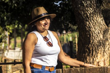 Brezilyalı çiftçi onun güneşli arazisinde gülümsüyor. Tarım sektöründe kadın, aile çiftçiliği, sürdürülebilir üretim.