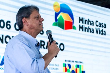 Marillia, SP, Brezilya, 27 Haziran 2025. Sao Paulo Eyaleti Valisi Tarcisio Gomes de Freitas, kentte bir iş açılışı yapmak ve gazetecilerle görüşmek için sokakta bir konuşma yaptı.