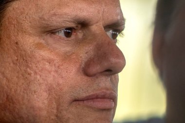 Marillia, SP, Brezilya, 27 Haziran 2025. Sao Paulo Eyaleti Valisi Tarcisio Gomes de Freitas, kentte bir iş açılışı yapmak ve gazetecilerle görüşmek için sokakta bir konuşma yaptı.