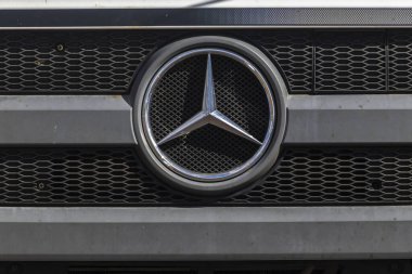 Marilli, SP, Brezilya, 27 Haziran 2025. Kamyon ızgarasındaki Mercedes-Benz logosunun yakın çekimi. Üç köşeli yıldız otomotiv mühendisliği, yenilik ve küresel ulaşımı sembolize eder.