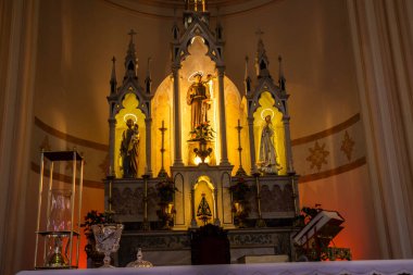 Sao Paulo Eyaleti 'nin Lins şehrindeki Sao Jose Katolik Kilisesi' nin sunağında Aziz Anthony, Aziz Joseph ve Leydimizin resimlerinin yer aldığı süsleme..