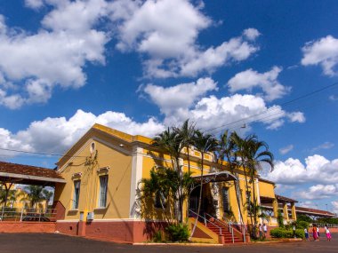 Santa Cruz das Palmeiras, SP, Brezilya, 14 Aralık 2005. Santa Cruz das Palmeiras, SP 'deki eski tren istasyonunun cephesi. Bu bina Luis Picolo Eğlence Merkezi 'nin bir parçası..