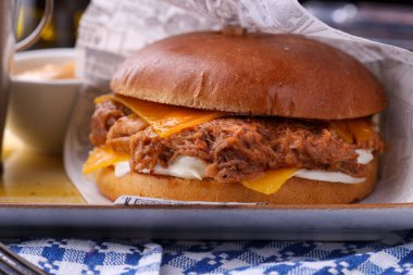Lezzetli fast food 'un ayrıntıları domuz burgeri, siyah bir masada.