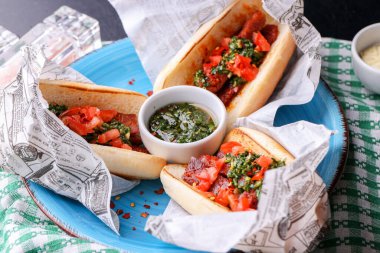 Chimichurri soslu taze sosisli ve sebzeli sandviçin detayları.